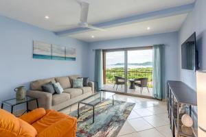 Posezení v ubytování 2-Bedroom Condo with Ocean View and Pool