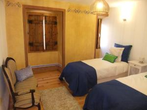 Un pat sau paturi într-o cameră la Casa Mateus - Colares, Parque Natural Sintra Cascais