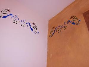a corner of a room with blue flowers on the wall at Casa Mateus - Colares, Parque Natural Sintra Cascais in Sintra