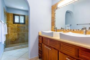 Vannituba majutusasutuses 2-Bedroom Ocean-View Condo with Pool