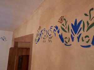 a wall with blue and green stencils on it at Casa Mateus - Colares, Parque Natural Sintra Cascais in Sintra