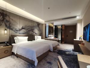 Postel nebo postele na pokoji v ubytování Paco Hotel Jinfeng Metro Guangzhou-Free Shuttle Bus For Canton Fair-Self-service laundry