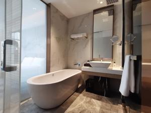 Koupelna v ubytování Paco Hotel Jinfeng Metro Guangzhou-Free Shuttle Bus For Canton Fair-Self-service laundry