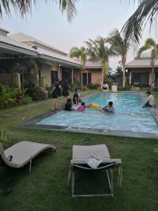 Tropical House​ في هوا هين: مجموعة من الناس يلعبون في حمام السباحة