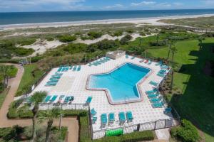 Amelia Island Oceanfront Condo内部或周边的泳池