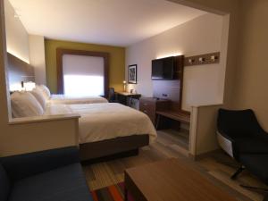 Cette chambre comprend un lit et un bureau. dans l'établissement Holiday Inn Express Hotel & Suites Limon I-70/Exit 359, an IHG Hotel, à Limon