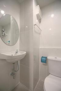 バンコクにあるINTERest POSHTELのバスルーム(トイレ、洗面台、鏡付)