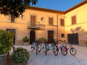 un gruppo di biciclette parcheggiate di fronte a un edificio di B&B Il Casale a Foligno