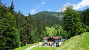 dom na wzgórzu w środku góry w obiekcie AlpenSportChalet w mieście Werfenweng