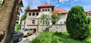 普雷代亚尔可可旅馆的一座红色屋顶的大型石屋