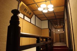Ōwani的住宿－Historical Ryokan SENYUKAN，墙上有标志的建筑走廊