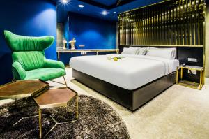 1 dormitorio con 1 cama grande y 1 silla verde en Hotel the Castle Jamsil-Sene, en Seúl