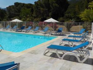 a pool with blue lounge chairs and a row ofatoes at Hotel Cinque Arcate in Galeria