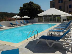 a swimming pool with lounge chairs and umbrellas at Hotel Cinque Arcate in Galeria