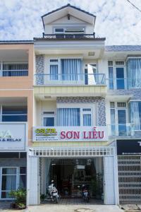 een gebouw met een bord waarop staat "zoon Leeuvelt" bij Sơn Liễu Homestay in Da Lat