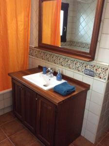 カサーレスにあるCasa de Vacaciones con Vistas en Casaresのバスルーム(洗面台、鏡付)