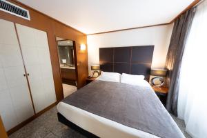 Postel nebo postele na pokoji v ubytování Goldstar Apartments & Suites + 19 fotografií