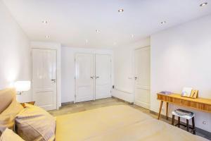 a living room with a bed and a desk at Artis Plantage Apartment in Amsterdam