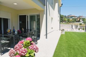 Vonkajšia záhrada v ubytovaní Villa Perla with swimming pool, Lovran - Opatija