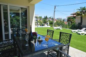 Vonkajšia záhrada v ubytovaní Villa Perla with swimming pool, Lovran - Opatija