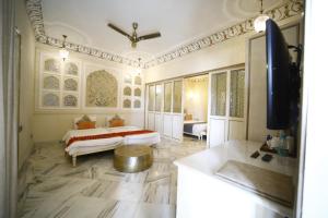 Laxmi Palace Heritage Boutique Hotel客房内的一张或多张床位
