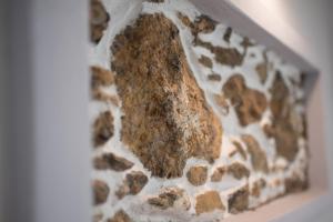 uma parede de pedra com um pedaço de bolo nela em Studio Cozy - In the Heart of Skyros Village em Skiros