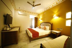 Laxmi Palace Heritage Boutique Hotel客房内的一张或多张床位