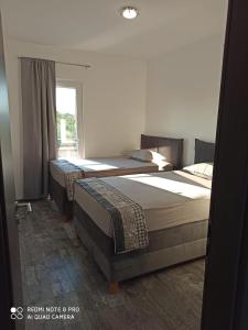 2 camas en un dormitorio con ventana en Villa Luna, en Biograd na Moru