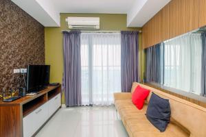 TV a/nebo společenská místnost v ubytování Comfy and Minimalist 1BR Apartment at Atria Residence By Travelio