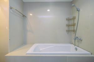 Koupelna v ubytování Comfy and Minimalist 1BR Apartment at Atria Residence By Travelio + 12 fotografií