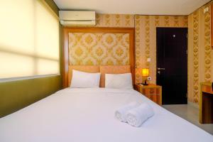 Postel nebo postele na pokoji v ubytování Comfy and Minimalist 1BR Apartment at Atria Residence By Travelio