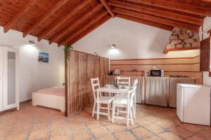 a room with a table and a bed and a kitchen at Casa Alonso in Pájara