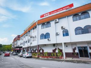 a white building on the side of a street at Super OYO 1018 Telang Usan Hotel Miri in Miri