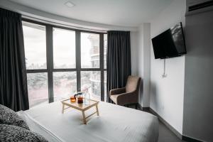 Postel nebo postele na pokoji v ubytování B Lot Hotel
