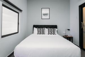 Postel nebo postele na pokoji v ubytování B Lot Hotel