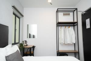 Postel nebo postele na pokoji v ubytování B Lot Hotel