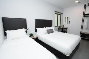 Postel nebo postele na pokoji v ubytování B Lot Hotel