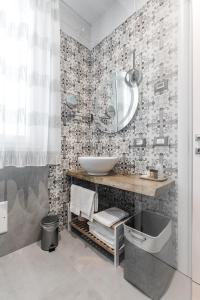 y baño con lavabo y espejo. en B&B Il Granaio Celeste, en Porto Viro