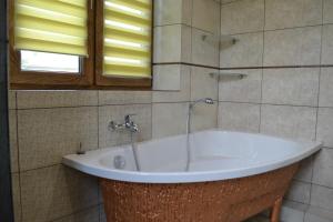 Koupelna v ubytování Romantic Guest House + 37 fotografií