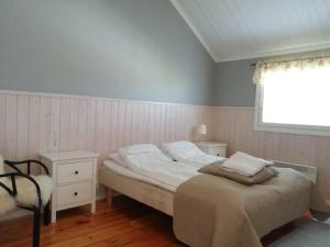 a small bedroom with a bed and a window at Hannuksen Piilopirtti in Tyrnävä