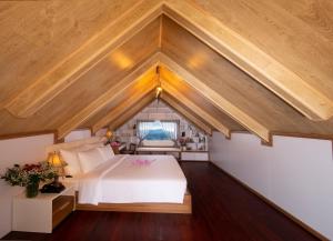 Giường trong phòng chung tại Le Soleil Boutique Hotel