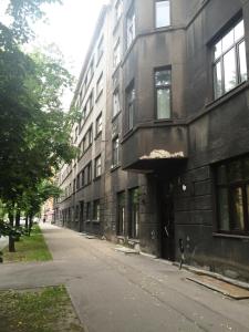 an empty street in front of a building at Valdemaras Apartment 91 in Riga