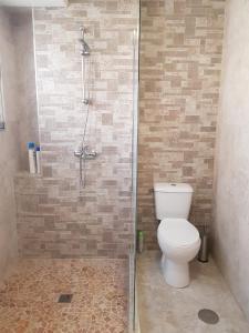 La salle de bains est pourvue d'une douche et de toilettes. dans l'établissement SANTA BARBARA APARTAMENTO, à Alicante