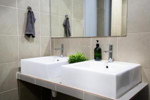 Koupelna v ubytování B Lot Hotel