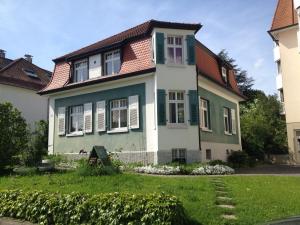 オッフェンブルクにあるPension Villa Luiseの庭付緑白家