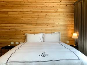 Postel nebo postele na pokoji v ubytování BlackJazz Inn