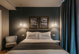 ラ・モッラにあるAgrisuite Il Cedroのベッドルーム1室(ベッド1台、椅子付)