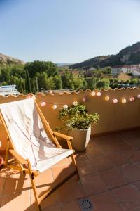 krzesło siedzące na patio z doniczką w obiekcie Ático con terraza en Graus-Pirineo de Huesca w mieście Graus