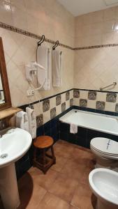y baño con bañera, aseo y lavamanos. en Coso Viejo, en Antequera