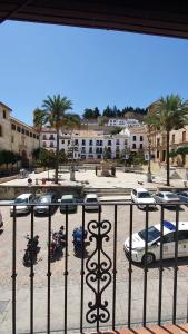 vistas a un aparcamiento con coches y motocicletas en Coso Viejo, en Antequera